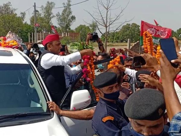 कार्यकर्ताओं का हुजूम और उत्साह देख अखिलेश यादव खुद को रोक नहीं सके। उन्होंने कहा कि लाल टोपी का खेल ऐसा है कि सांड खेत में लाल कपड़ा देख भाग जाता है। - Dainik Bhaskar