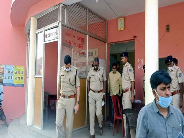 बालूमाथ थाना का निरीक्षण करते DIG राजकुमार लकड़ा व लातेहार SP प्रशांत आनंद। - Dainik Bhaskar