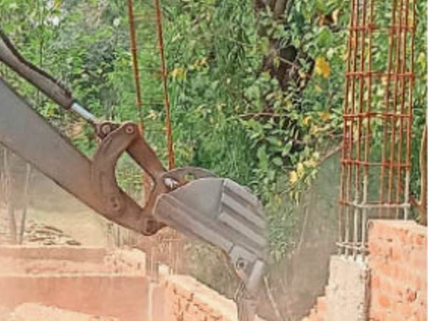 दमोह| गोविंद सिंह के ग्राम हिनौता में एक निर्माणाधीन वेयर हाउस तोड़ा गया।