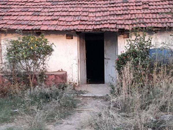 शहर से लगे सगमनिया के मगरेह में पूर्व मंत्री के भाई का हाउस। बताया जाता है कि इसी कमरे में रुपए और सोना रखा हुआ था।