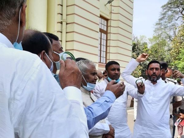 विधानमंडल के बाहर प्रदर्शन करते विपक्ष के नेता। - Dainik Bhaskar