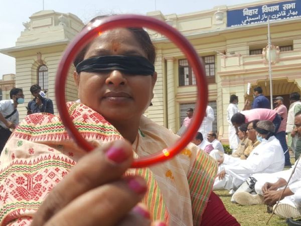 चूड़ी दिखाकर प्रदर्शन करती विपक्ष की विधायक।