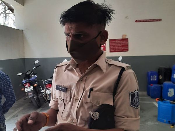 गौरव के पिता महिदपुर में पदस्थ हैं।