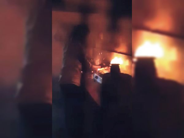 घर की रसोई में नोट जलाता तहसीलदार कल्पेश जैन। इस दौरान एसीबी टीम ने पूरी घटना की वीडियो क्लिप बनाई।