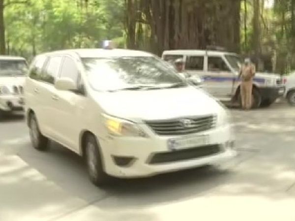 सचिन वझे को इसी गाड़ी से अदालत लाया गया।