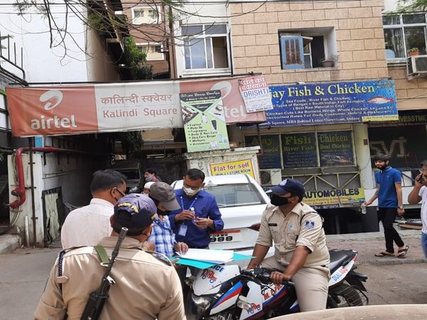 सोसाईट के बहार भी लोगो से पूछताछ करते हुए