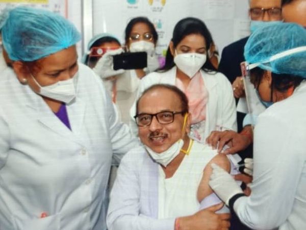 बीते 16 जनवरी को पीजीआई के निदेशक डॉक्टर आर के धीमान ने कोरोना वैक्सीन का पहला टीका लगवाया था। - Dainik Bhaskar