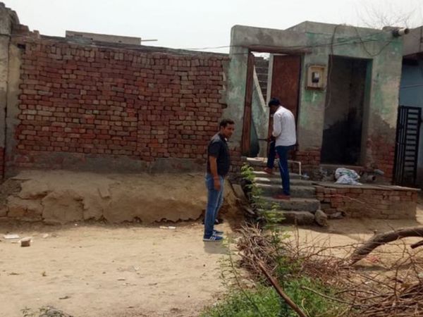पलवल में 5 साल की बच्ची से दुष्कर्म के बाद हत्या करने वाला दरिंदा इस घर में रहता था। पुलिस मौके पर छानबीन करती हुई। -फाइल फोटो