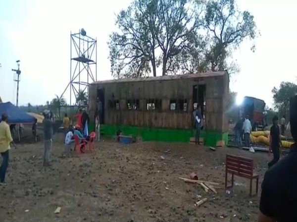लकड़ी से ट्रेन का डिब्बा तैयार लिया गया