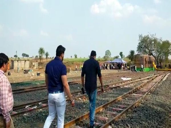 शूटिंग के लिए रेलवे ट्रेक पर फिल्म यूनिट
