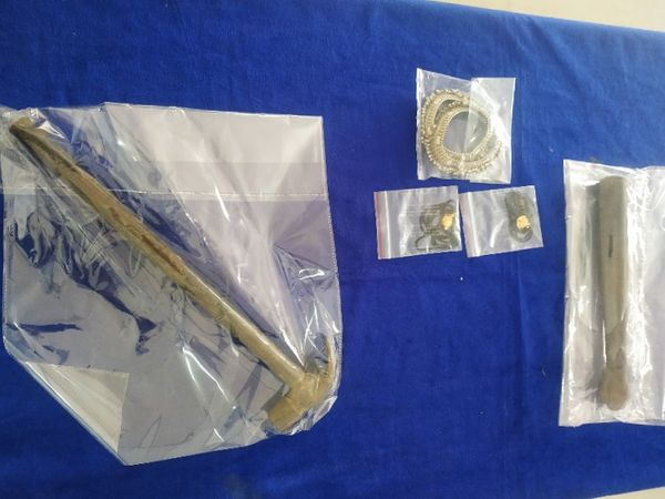 वारदात में प्रयुक्त हथियार, चोरी किया मंगलसूत्र और पायल पुलिस ने किया जब्त।