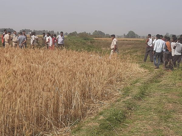 घटनास्थल पर उमड़ी लोगों की भीड़।