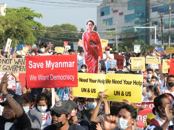 लोकतंत्र बहाल करने और आंग सान सूकी को रिहा करने की मांग म्यांमार में जोरों पर है। लोगों ने सेना के खिलाफ मोर्चा खोल दिया है।
