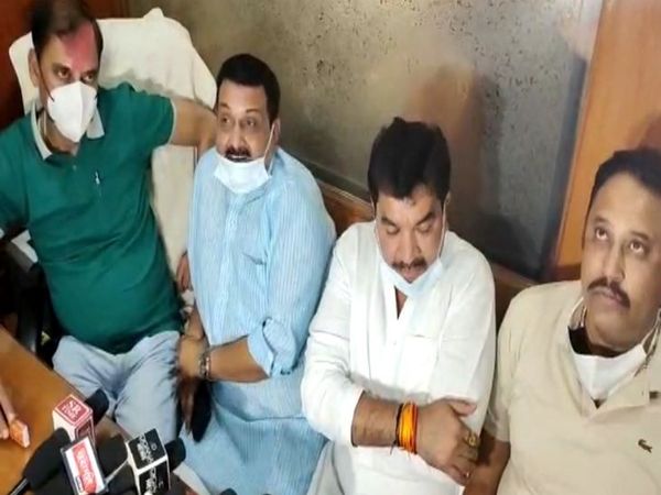 भाजपा प्रवक्ता उमेश शर्मा, कांग्रेस शहर अध्यक्ष विनय बाकलीवाल, विधायक संजय शुक्ला और विधायक विशाल पटेल।