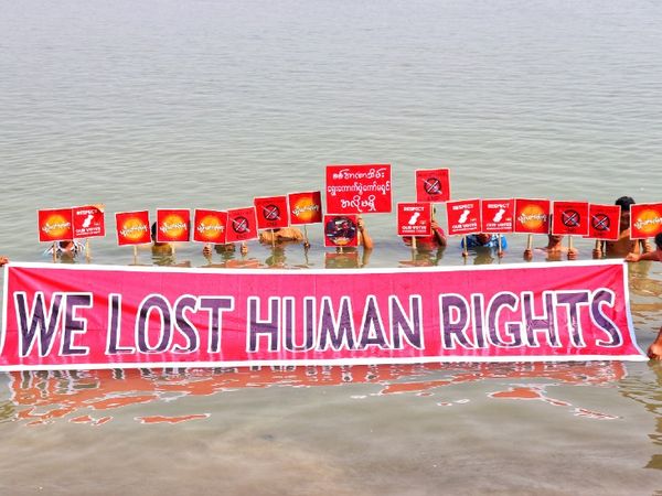 यह फोटो 19 मार्च की म्यांमार के नयांग-यू शहर की है। यहां प्रदर्शनकारी पानी में उतरकर प्रदर्शन कर रहे हैं। इसके जरिए दुनिया को बताने की कोशिश की जा रही हैं कि हम धीरे- धीरे कैसे ह्यूमन राईट को खो रहे हैं।