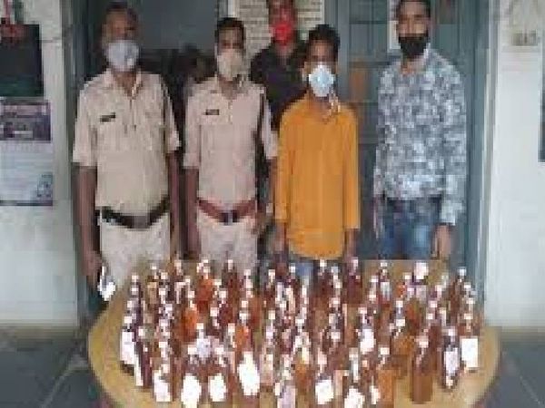 शराब की तस्करी करने वाले को ग्वारीघाट पुलिस ने दबोचा।