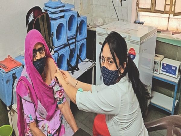कोरोना वैक्सीनेशन: 25वें दिन 17 साइटों पर 324 बुजुर्गों को लगा टीका