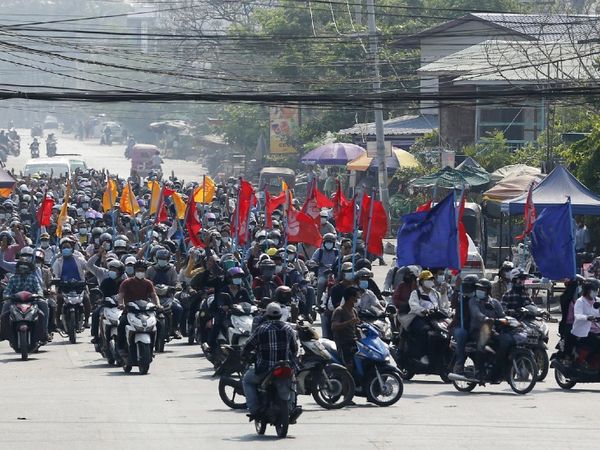 म्यांमार के मंडल्य शहर में सैकड़ों की संख्या में प्रदर्शनकारी सैन्य शासन के विरोध में सड़कों पर उतरे।