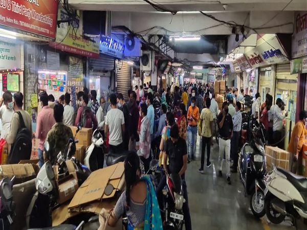 रात में बाजार में इस प्रकार रही भीड़।