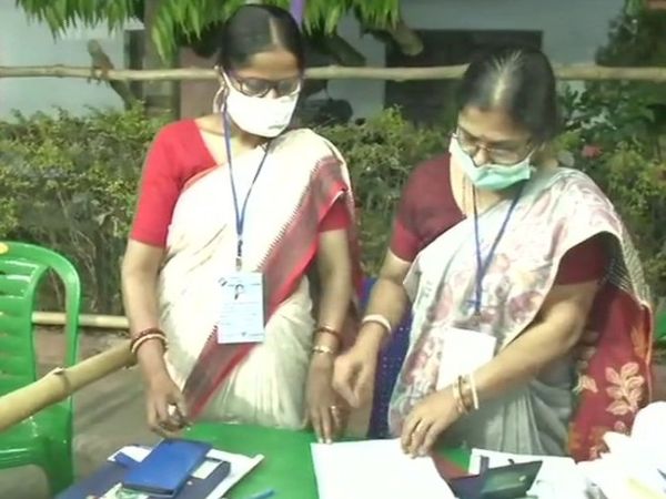 मतदान से पहले तैयारियों को अंतिम रूप देतीं चुनाव अधिकारी।