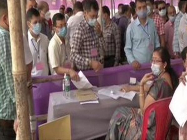पहले फेज के मतदान के लिए शुक्रवार को पोलिंग पार्टियों को रवाना किया गया।