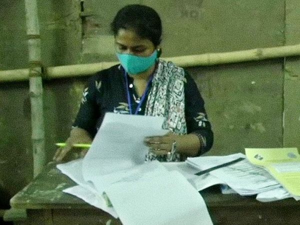 असम और बंगाल को मिलाकर आज कुल 77 सीटों पर मतदान हो रहा है।
