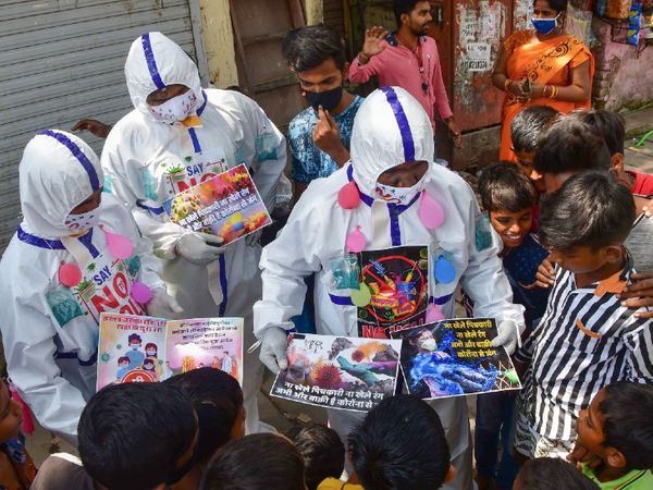 फोटो मुंबई के धारावी की है। यहां सोशल वर्कर कोरोना के खतरे को देखते हुए होली पर लोगों से सावधान रहने की अपील कर रहे हैं। - Dainik Bhaskar