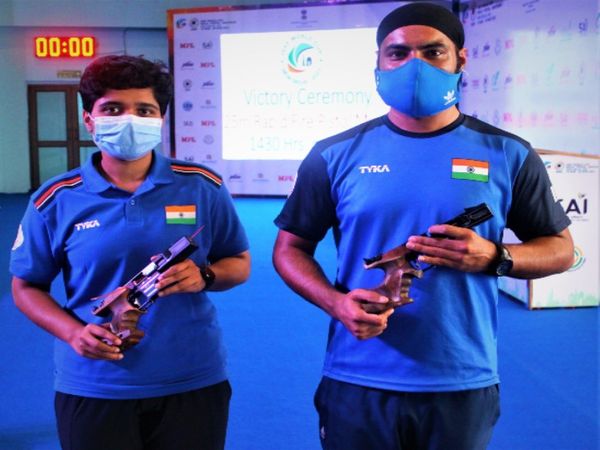 दिल्ली में चल रहे शूटिंग वर्ल्ड कप में 25 मीटर एयर पिस्टल रैपिड फायर मिक्स्ड इवेंट में अशोक अभियंदा पाटिल और गुरप्रीत सिंह की जोड़ी ने सिल्वर मेडल जीता।
