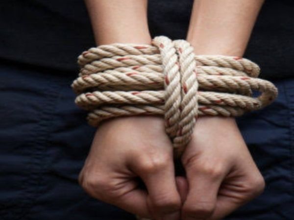 आरोप अक्सर अस्पताल परिसर में बदमाश छात्र चालकों का पैसा छीन लेते हैं। - Dainik Bhaskar