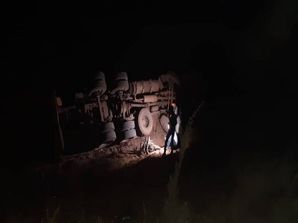 हादसे का शिकार हुआ ट्रक।