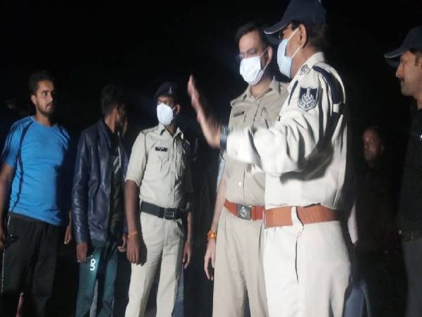 हादसे के बाद पुलिस कर्मियों को निर्देश देते हुए एसपी सिद्धार्थ बहुगुणा।