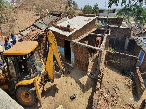 600 वर्गफीट शासकीय जमीन पर कब्जा कर निर्माण कराया था।