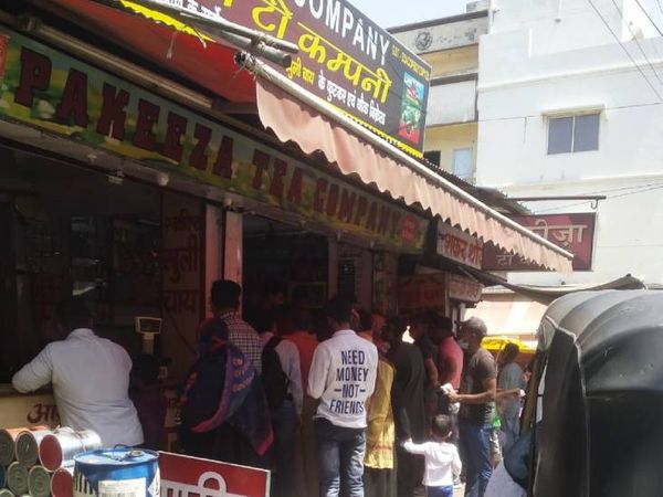 पुराना भोपाल बाजार में होली की खरीदारी के लिए उमड़ी भीड़।