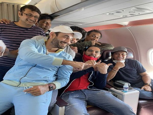 इस तस्वीर को शेयर कर क्रिकेटरों ने बताया कि उनकी टीम लीडर सचिन ही हैं, ये तस्वीर 22 मार्च को प्लेन के अंदर ली गई जब सचिन रायपुर से लौट रहे थे।