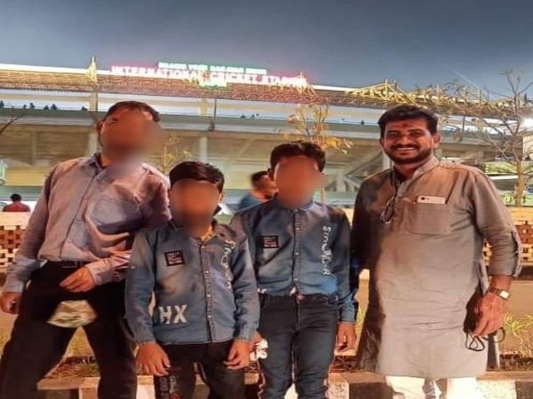 कुर्ता पहने विष्णू साहू खड़े हैं, कोरोना संक्रमण उनके लिए जानलेवा साबित हुआ।