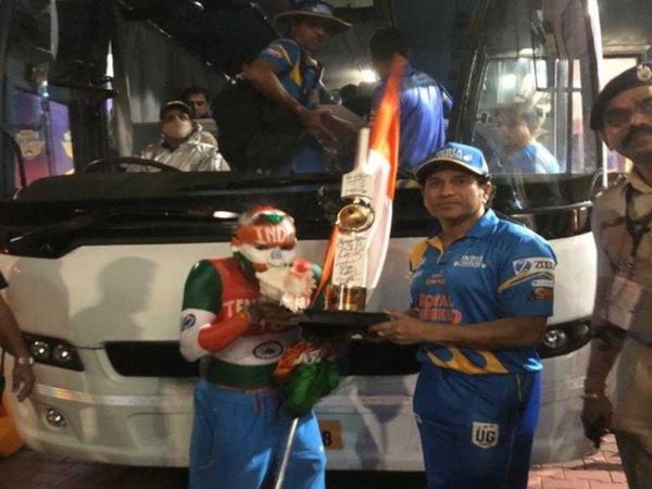 21 मार्च को मैच खत्म होने के बाद सचिन स्टेडियम से बाहर आकर अपने फैन से मिले थे।