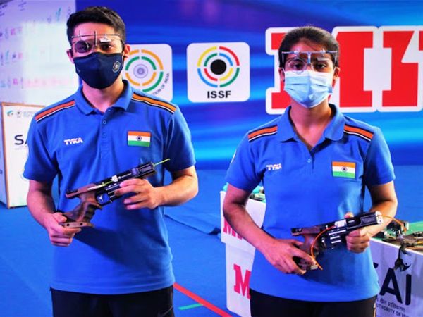 दिल्ली में चल रहे शूटिंग वर्ल्ड कप के 9वें दिन भारत को 25 मीटर एयर पिस्टल रैपिड फायर मिक्स्ड इवेंट में विजयवीर और तेजस्वनी की जोड़ी ने गोल्ड जीता। - Dainik Bhaskar