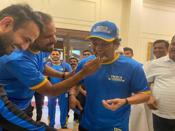 तस्वीर रायपुर की है। रोड सेफ्टी क्रिकेट के दौरान खिलाड़ियों ने सचिन के साथ सेलिब्रेट किया था।