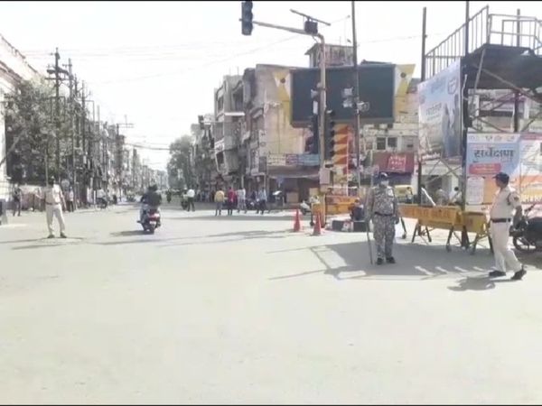 रविवार को लॉकडाउन के बीच यह है सराफा बाजार तिराहा, यहां बेधड़क लोग घूम रहे हैँ और पुलिस सड़क किनारे खड़ी देख रही है