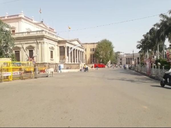 यह है शहर का प्रमुख स्थल बाड़ा पर सूनसान पड़ा है और बाजार भी पूरी तरह बंद हैं