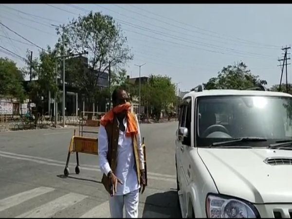 यह है सिंधिया समर्थक भाजपा नेता केसी राजपूत,इन्होंने गले में डले गमछे को ही मास्क बना लिया है