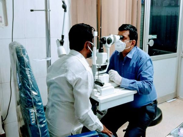 दैनिक भास्कर को डॉ। मिश्रा ने बताया कि तकलीफ होने पर लोग आंखों को रगड़ते हैं, इससे परेशानी और बढ़ जाती है।