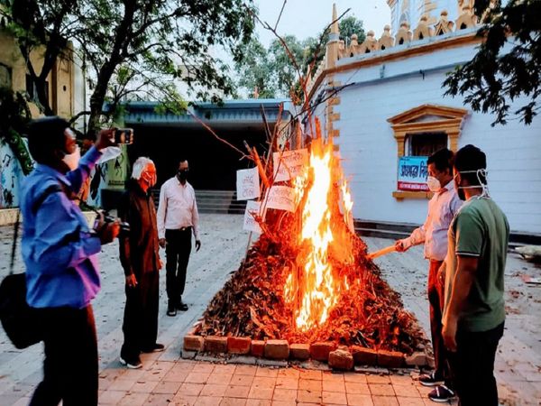 डॉ मिश्र की टीम अंधविश्वास के प्रति जागरुकता काम भी करती है, रविवार को सामाजिक कुरितियों की होली में उसने जिक्र किया है।