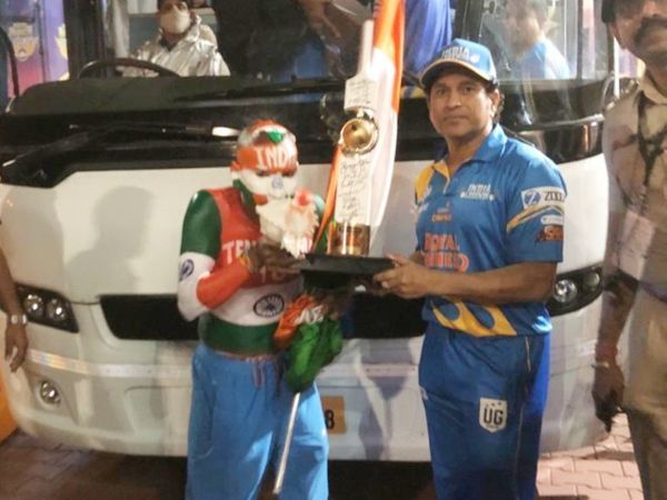 सचिन के फैन सुधीर कुमार भी रोड सेफ्टी वर्ल्ड सीरीज देखने के लिए रायपुर पहुंचे थे। सचिन ने उनके साथ फोटो भी खिंचवाई।