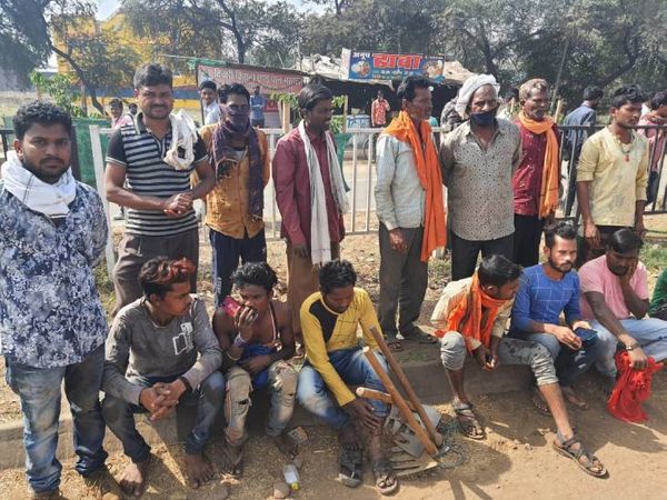 हादसे में घायल मजदूरों ने बताया कि तेज रफ्तार में थी बस।