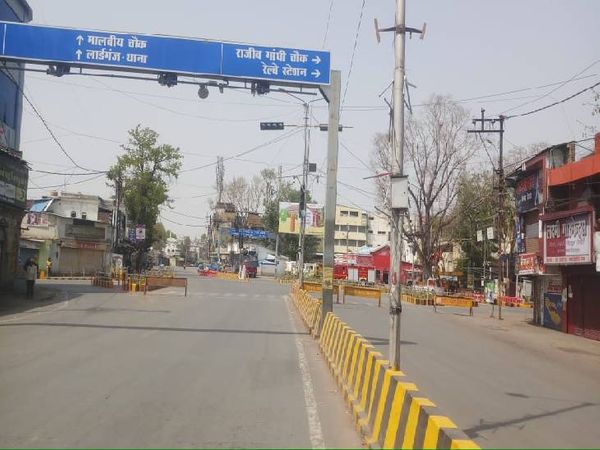 चौराहों पर इस तरह का बेरीकेड व स्टॉपर लगाया गया है।