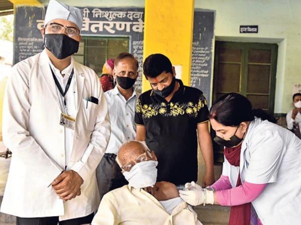 राजस्थान में रिकॉर्ड वैक्सीनेशन के पीछे बुजुर्गों की जागरूकता का अहम रोल है। बीकानेर में शनिवार को 99 साल के हुकुम चंद ने वैक्सीन लगवाई।