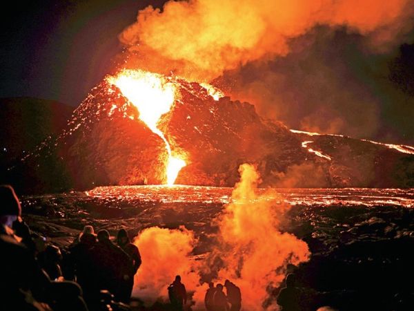 1150 डिग्री सेल्सियस पर उबल रहे लावा के पास लोग फोटोशूट करा रहे हैं।