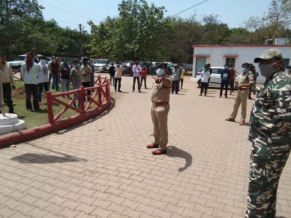 गुंडे बदमाशों को अपराध से दूर रहने वाली पुलिस ने निर्दिष्ट किया है।