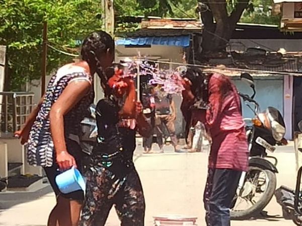 युवतियों ने भी मोहल्ले में जमकर एक-दूसरे को भिगोया।